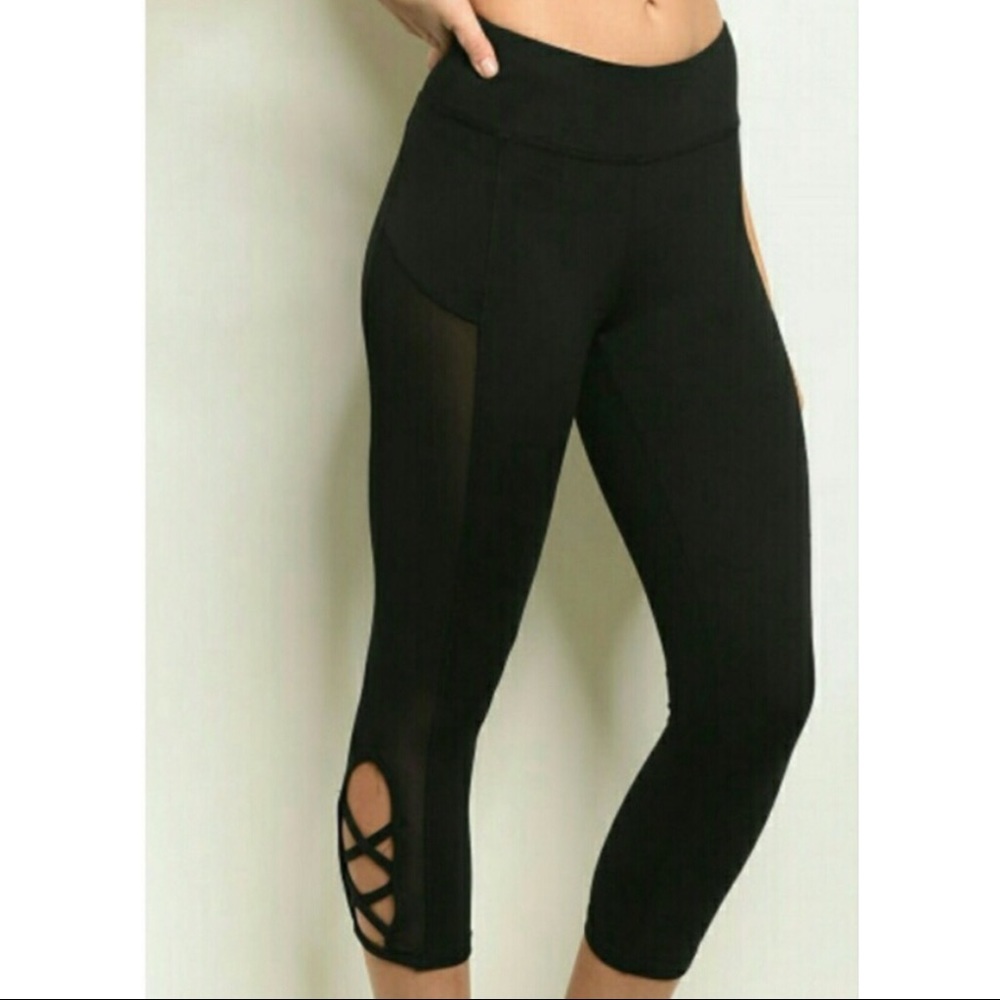 CLEARANCE‼️CAPRI WORKOUT LEGGINGS W/CC DETAIL - Picture 3 of 3